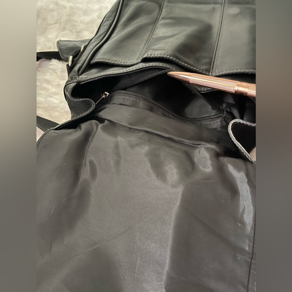 Three inserts and one pocket, black leather satchel. - Picture 9 of 17